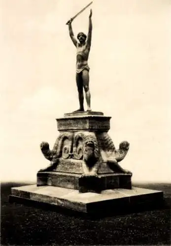 Ak Nordhausen am Harz, Statue eines kämpfenden Mannes, Monumentaler Sockel, historische Fotogr...