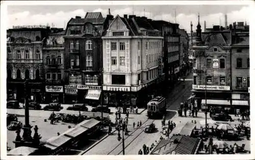 Ak Praha Prag Tschechien, Schwarz-Weiß-Bild von Stadtplatz, Straßenbahn, Geschäfte, Menschen