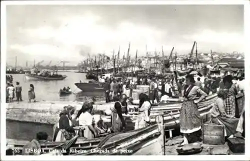 Ak Lisboa Lissabon Portugal, Hafenansicht mit Fischerbooten, Menschen am Wasser, historische A...