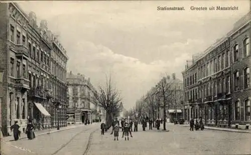 Ak Maastricht Limburg Niederlande, Straßenansicht mit Gebäuden, Bäumen, Fußgängern, historisch...