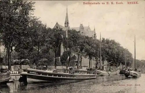 Ak Sneek Friesland Niederlande, Bootsanleger, R. K. Kirche, Wasserstraße, Schiffe