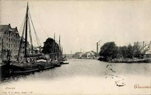 Ak Deventer Overijssel Niederlande, Hafen, Boote, historische Architektur, schwarz-weiß, Postk...