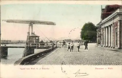 Ak Deventer Overijssel Niederlande,  Welle, Personen, Brücke, Gebäude, Wasser