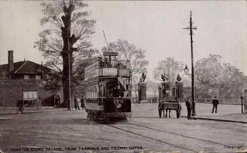 Ak Richmond upon Thames London City, Hampton Court Palace, Tram Terminus, Trophy Gates, Straßenbahn