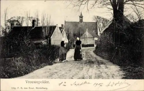 Ak Vrouwenpolder Walcheren Zeeland Niederlande, Dorfstraße, Frauen in Tracht