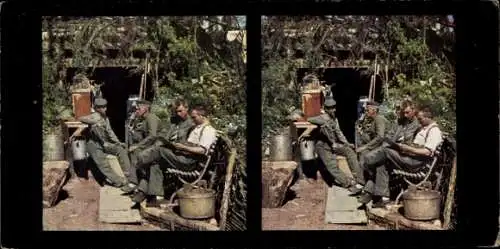 Stereo Foto Kriegsschauplatz 1. WK, Vor einem Unterstand, deutsche Soldaten, Chromoplast Bild 326