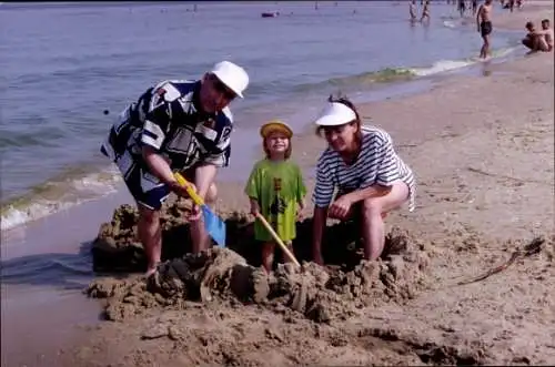 Foto Politiker Theo Waigel mit Frau und Sohn am Strand, Autogramm