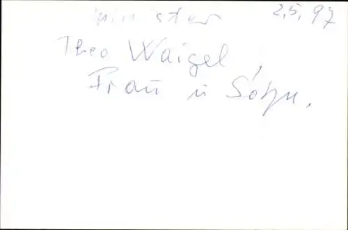 Foto Politiker Theo Waigel mit Frau und Sohn am Strand, Autogramm