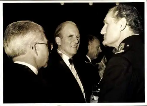 Foto Karl Carstens, Bundespräsident, Robert F. Richardson, Brit. Stadtkommandant, Rathaus Schöneberg