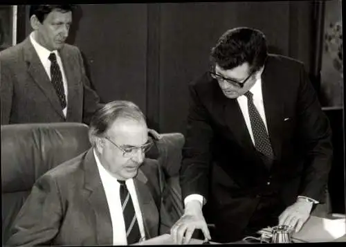 Foto Politiker Helmut Kohl, Philipp Jenninger, Sitzung des Bundeskabinetts 1982, Autogramm