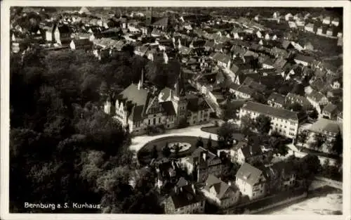 Ak Bernburg an der Saale Salzlandkreis, Blick auf das Kurhaus, Fliegeraufnahme