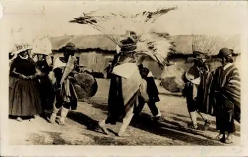 Foto Ak Bolivien, Karneval, Tanzende Menschen, Federbusch