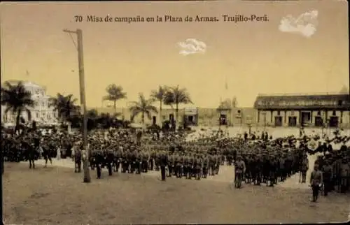 Ak Trujillo Peru, Plaza de Armas, Soldaten bei einer Feldmesse