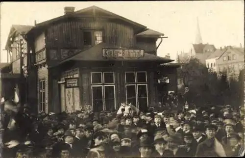 Foto Ak Flensburg in Schleswig Holstein, Kieler Bahnhof, Menschenmenge, Studenten