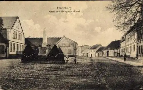 Ak Franzburg in Vorpommern, Marktplatz, Kriegerdenkmal