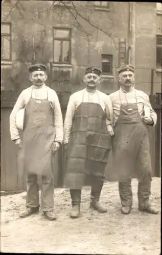 Foto Ak Deutsche Soldaten, Schwarze Schürzen, Kaiserzeit