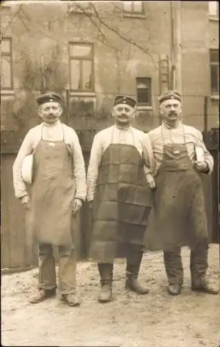 Foto Ak Deutsche Soldaten, Schwarze Schürzen, Kaiserzeit