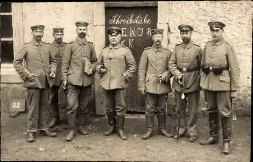 Foto Gruppenportrait, Soldaten vor der Schreibstube