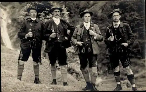 Foto Ak Männer in bayerischen Trachten, Pfeifen