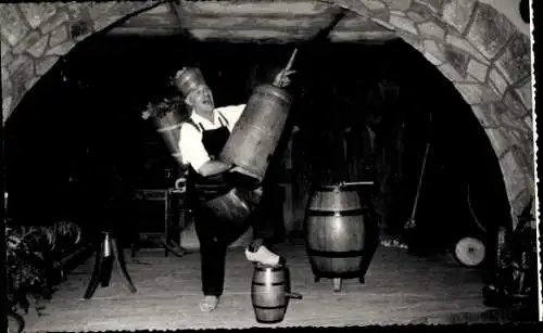 Foto Ak Mann steht auf einem Fass, Porträt, Schürze