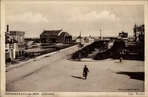 Ak Courseulles sur Mer Calvados, Straße, Passanten