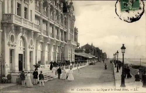 Ak Cabourg Calvados, Deichpromenade, Grand Hotel