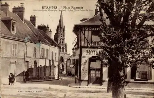 Ak Étampes Essonne, Place Romanet, Hotel du Grand Monarque, Eglise Notre-Dame du Fort