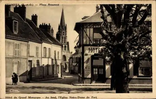 Ak Étampes Essonne, Place Romanet, Hotel du Grand Monarque, Eglise Notre-Dame du Fort