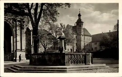 Ak Lutherstadt Eisenach Thüringen, Hellthal, Mittelalterlicher Brunnen, Bäume umgeben den Plat...