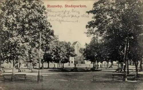 Ak Ronneby Schweden, Stadtpark, Bäume, Bänke, Gebäude im Hintergrund