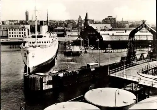 Ak Trelleborg Schweden, Hafen mit Schiff, städtische Gebäude im Hintergrund, Industrie