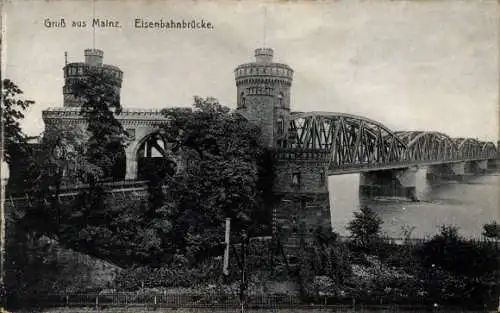 Ak Mainz am Rhein, Eisenbahnbrücke, zwei Türme, Bäume, Wasser