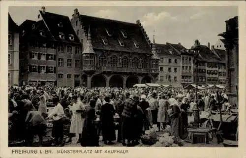 Ak Altstadt Freiburg im Breisgau, Marktplatz mit Kaufhaus, Menschenmenge, historische Gebäude