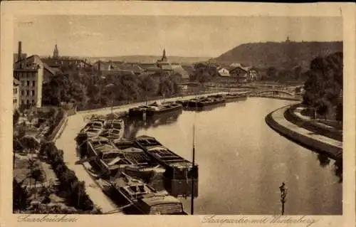 Ak Saarbrücken im Saarland,  Taarpartie mit Winterberg, Körbe und Boote am Flussufer