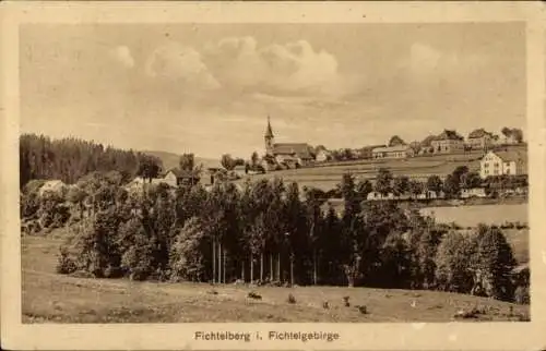 Ak Fichtelberg im Fichtelgebirge, Blick aus der Ferne auf die Ortschaft, Kirche