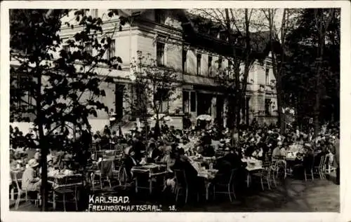 Ak Karlovy Vary Karlsbad Stadt, Menschen auf Terrasse, Café-Szene, Freundschaftssaal, Bäume, G...