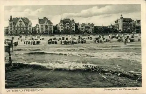 Ak Świnoujście Swinemünde Pommern, Strandpartie mit Dünen-Straße, Wellen, historische Architek...