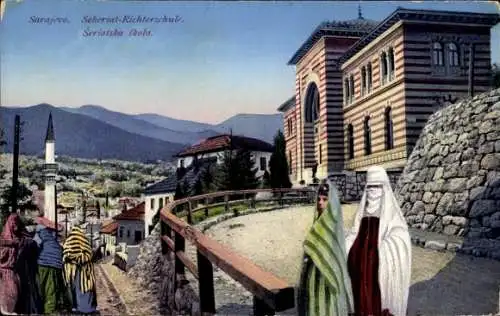 Ak Sarajevo Bosnien Herzegowina,  Scheriat-Richterschule, Berglandschaft, historische Architek...