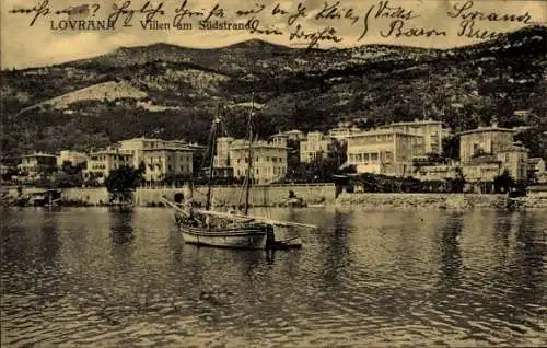 Ak Lovran Laurana Kroatien, Ansicht von Lovran mit Villen, Boot auf dem Wasser, Berglandschaft