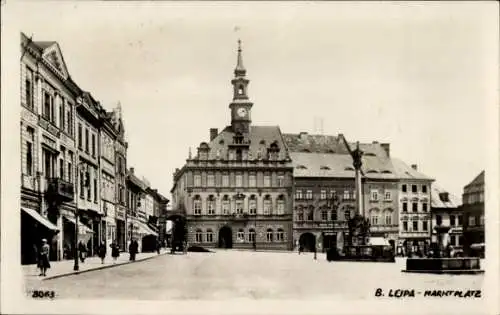 Ak Lípa Leipa Region Königgrätz, Stadtplatz mit Rathaus, Uhrturm, Brunnen, historische Archite...