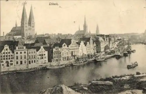 Ak Hansestadt Lübeck, Altstadt mit Gebäuden, Hafenansicht, Kirche, Segelschiffe