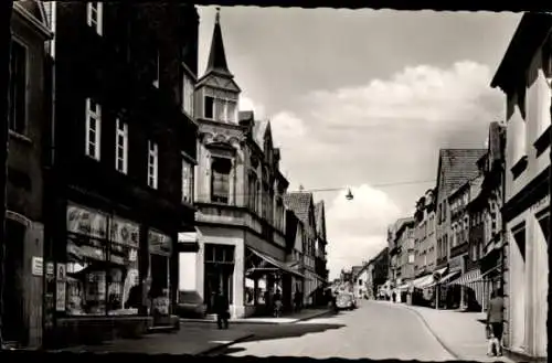 Ak Beckum in Westfalen, Schmale Straße, historische Gebäude, Wolken am Himmel, Schwarz-Weiß-Foto