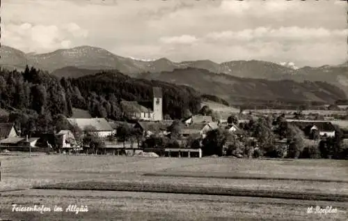 Ak Friesenhofen Leutkirch im Allgäu, Ortsansicht, Kirche, Berge, ländliche Architektur, Natur