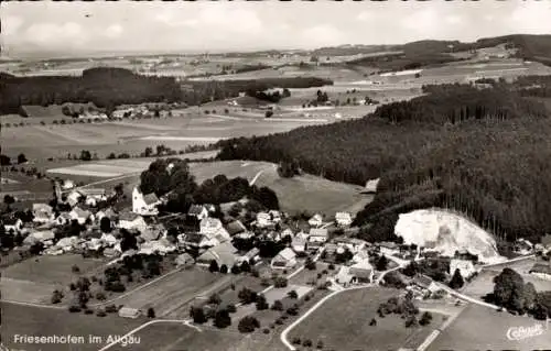 Ak Friesenhofen Leutkirch im Allgäu, Vogelperspektive auf  Landidylle, Feldlandschaft, Waldber...