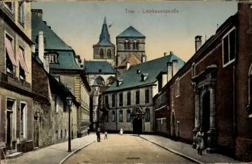 Ak Trier an der Mosel, Liebfrauenstraße, alte Gebäude, Kirche, Stadtansicht, malerische Gasse