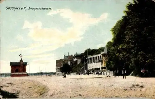 Ak Sassnitz auf Rügen, Strandpromenade, Gebäude, Sandstrand, Wasser, Wolken