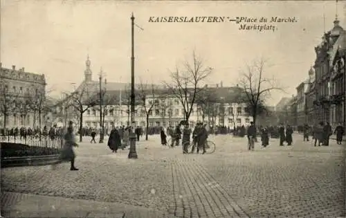 Ak Kaiserslautern in der Pfalz, Marktplatz, Place du Marché, historische Gebäude, Menschenmeng...