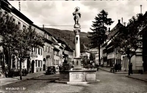 Ak Waldkirch im Breisgau in Baden-Württemberg, Blick auf Brunnen, Straßenpartie