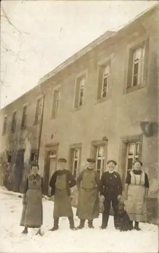 Foto Ak Oberelsdorf Lunzenau in Sachsen, Familie und Arbeiter vor ihrem Haus, Winteraufnahme