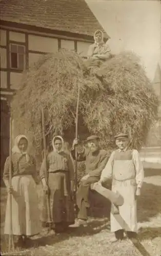 Foto Ak Lunzenau in Sachsen, Heuernte, Gruppenfoto